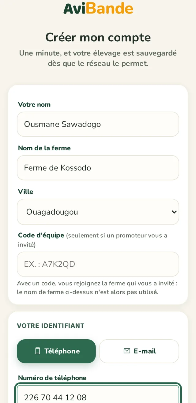 Formulaire de création du compte : nom, nom de la ferme, ville, code d'équipe facultatif, puis numéro de téléphone